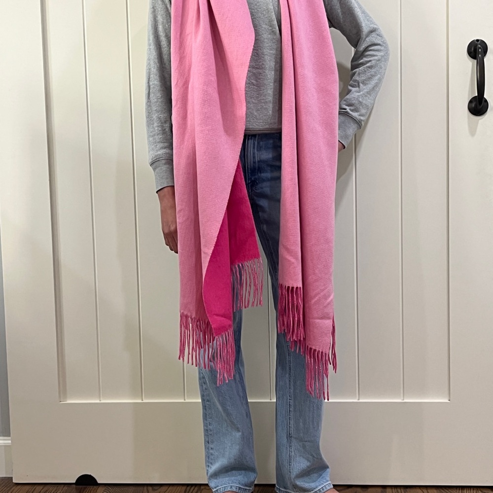 NWOT Bloomingdale’s 100% Cashmere Reversible Pink Fringed Wrap